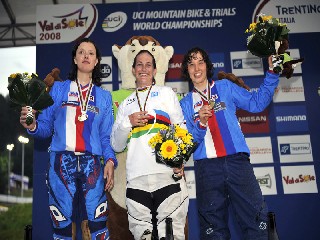 MS 2008 - vyhlaseni.jpg - Romana Labounková bronzová na Mistrovství světa MTB