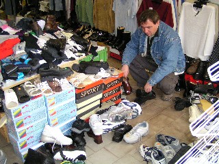 Textil a obuv.JPG - Spoušť v obchodě Textil a obuv nedaleko jesenického náměstí. Zboží ze stojanu vyházel mladý muž, který se neúspěšně pokoušel reklamovat sandály. Neúspěšně proto, že u sebe neměl žádný doklad o nákupu. Když si mladík vylil vztek na vystavených botách, vyběhl z prodejny a zmizel v blízké faře. Více v JT číslo 44.
