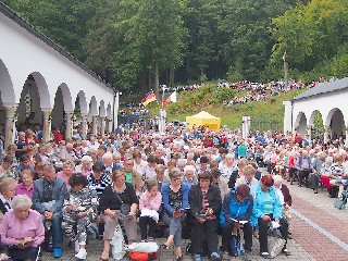 JTitulaA.jpg - Pouť národů se konala v sobotu 24. září 2016 - poutníci na na nádvoří mez ambity kostela Mariahilf.