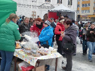 JT51TitulA.jpg - Vánoční trhy přilákaly poslední adventní neděli na jesenické Masarykovo náměstí davy lidí.