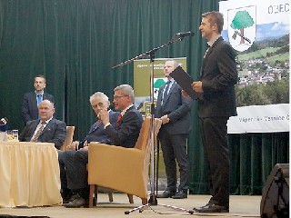 JT45TitulA.jpg - Prezident Miloš Zemna navštívil v pátek 10. listopadu obec roku Olomouckého kraje Vápennou.