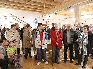 JT03TitulA.jpg - V muzeu ve Vodní tvrzi je nová výstava „Z historie turistiky a zimních sportů v Jeseníkách“. Snímek je z vernisáže.