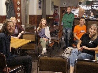 JT47TitulA.jpg - Adam Kašpar (vlevo) po besedě se svými příznivci a hostitelkou Jarmilou Chovancovou v Klubu Plíživá Kontra.