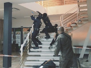 JT09TitulA.jpg - Policisté nacvičovali zákrok proti aktivnímu útočníkovi v budově Městského úřadu Jeseník.