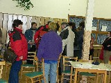 _tP1000433.jpg - Do tohoto hloučku u výdejního okénka se zhruba o 15 minut později dostal i starosta.