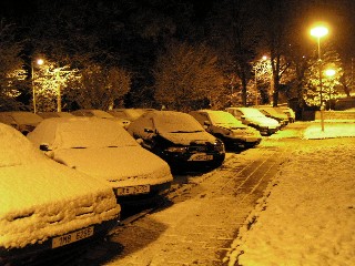 zima.jpg - A už je to tady. Do Jeseníku dorazil první sníh a řidiči se mohou těšit na svůj každodenní ranní rituál - odmetení sněhu a očistu skel. Majitele obstarožních škodovek čeká navíc bitva se zmrzlými zámky a vzdorujícími startéry. 