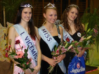 DSC00889.JPG - Miss potravinářského učiliště a MISS FOTO se stala Renata Zychová - studentka II. ročníku hotelové školy, I.vícemiss Petra Pospíšilová ze stejné školy, II. vícemiss studentka II. ročníku oboru kuchař - číšník na pořádajícím učilišti Nikola Antálková. 