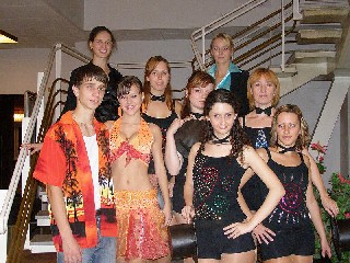 _tPA200101.jpg - Na společenském večeru při příležitosti 740 let od založení Jeseníku vystupovali střídavě jeseničtí a slovenští tanečníci.