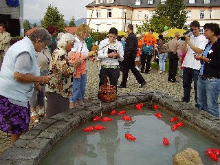 _tsport 026.jpg - Ve čtvrtek 11. září 2008 se v areálu Domova penzionu pro důchodce Jeseník na Beskydské ulici uskutečnily III. Sportovní a společenské hry pro seniory Jesenicka. Letošních her se zúčastnilo 14 tříčlenných družstev seniorů z Jesenicka i Polska (z okolních Domů pro seniory z Javorníku, Zlatých Hor, Vidnavy, Klubů důchodců České Vsi partnerského Prudniku a dalších). 