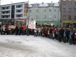 PICT0559.JPG - Na Masarykově náměstí v Jeseníku se ve středu 08.12.10 sešlo na 300 demonstrantů z řad státních zaměstnanců, kterým se nelíbilo snižovaní platů. Tleskalo se všemu, co bylo, právem či neprávem, z odborářského či politického úhlu pohledu, namířeno proti vládě. FOTO (ma)