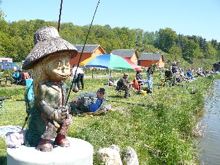 Rybářské závody na Helenčině rybníku v Mikulovicích provázelo nádherné počasí a opravdová pohoda. fo1 pm.JPG - Rybářské závody na Helenčině rybníku v Mikulovicích provázelo nádherné počasí a opravdová pohoda. FOTO (pm)