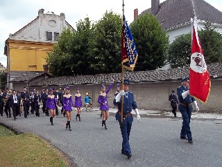 Slavnostní průvod s prapory, hudbou a mažoretkami se blíží ke sportovnímu areálu T.J. Vidnava  foto (MAr).JPG - Vidnavští hasiči slavili 135 let. Slavnostní průvod s prapory, hudbou a mažoretkami se blíží ke sportovnímu areálu TJ Vidnava. FOTO (MAr)