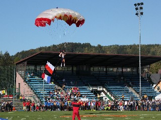 Hasičské oslavy v Jeseníku - šťastné přistání parašutistů.jpg - Hasičské oslavy v Jeseníku - šťastné přistání parašutistů. FOTO (alf)