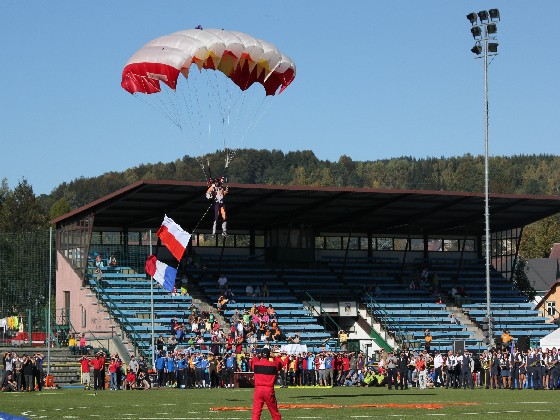 Hasičské oslavy v Jeseníku - šťastné přistání parašutistů.jpg