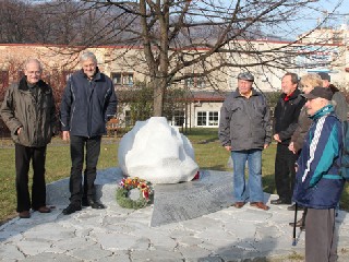 46a.jpg - Vzpomínky na 17 listopad se zúčastnili kromě několika jesenických občanů také členové Konfederace politických vězňů. FOTO(alf)