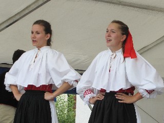 JT28.jpg - Program žulovských slavností zpestřil také folklórní soubor ze Slovenska. FOTO (alf)