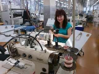 JT05.JPG - Výroba v bývalém OP Prostějov se znovu rozbíhá. U tohoto šicího stroje vznikají pásky kalhot kvalitních pánských obleků. FOTO (KaM)