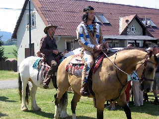 JT32.jpg - Příjezd Vinnetoua a Old Statterhanda zahájil Skorošické slavnosti. FOTO(rys)