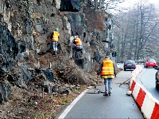 JT48.JPG - V Písečné v těchto probíhají práce na zajištění skály pod kostelem. Doprava na silnici I44 je svedena do jednoho pruhu a řízena semafory. fo pmto probíhají práce na zajištění skály pod kostelem. Doprava na silnici I44 je svedena do jednoho pruhu a řízena semafory. FOTO (pm)