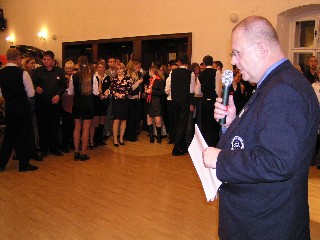 Internet.JPG - Víceprezident České barmanské asociace Jaroslav Labounek ve čtvrtek večer slavnostně zahájil další ročník barmanské soutěže Lázeňský pohár. Pořadatelé z Hotelové školy Vincenze Priessnitze přivítali celkem 63 soutěžících. 
