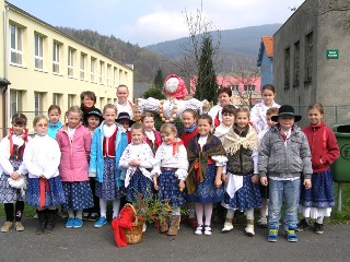 JT15.JPG - Dětský folklórní soubor Valášek vyprovází Moranu. FOTO (koč)