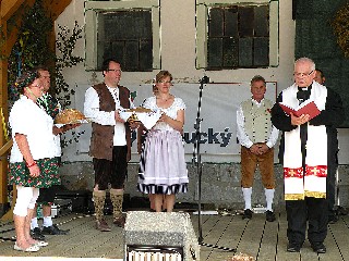 JT36.jpg - Farář Janusz Romanski žehnal polský i český dožínkový chléb. FOTO(sia)