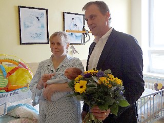 JT01.JPG - První dítě roku 2015 Olomouckého kraje se narodilo v jesenické porodnici. Káju Salu přišel přivítat i hejtman. FOTO (ev)