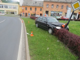 034.JPG - Kuriózní dopravní nehoda v Jeseníku. FOTO Policie ČR