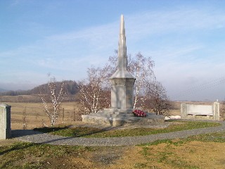 Pc050011.jpg - Nedávno zrekonstruovaný pomník věnovaný obětem válek se stal dominantou obce Vápenná. Je na něm napsáno: Kdybychom měli slova a řeč, nepotřebovali bychom zbraně.