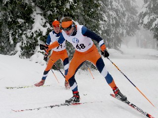 JT11TitulC.jpg - Svaz lyžařů další díl Českého poháru v běhu na lyžích dorostu a juniorů přiřkl pořadatelům z Fenix Ski Teamu Jeseník. A ti se svého úkolu zhostili dobře i ve špatném pradědovském počasí.