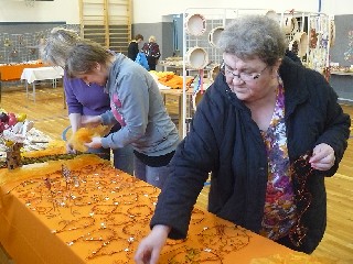 JT12titulB.jpg - Na přípravě velikonoční výstavy v Mikulovicích se podílela řada dobrovolnic.