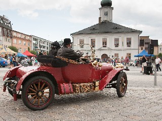 JT22TitulA.jpg - Jesenické náměstí se stalo jednou ze zastávek vzpomínkové jízdy konané u příležitosti 90. výročí 1. československé Tourist Trophy. FOTO (JS)