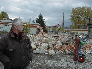 P1010029.JPG - Ředitel Technických služeb Jeseník, a.s. obhlíží zbytky garáží, které nahradí nový supermarket LIDL. Má se tak stát už vletos v září a technické služby jsou subdodavatelem stavební části.