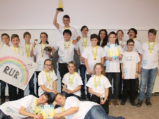 JT50TitulA.jpg - Kybernetici z Gymnázia opět na vítězné vlně - tým R.U.R. opět vyhrál finále First LEGO league 2016. Další jesenický tým CO3 skončil stříbrný! Gratulujeme.