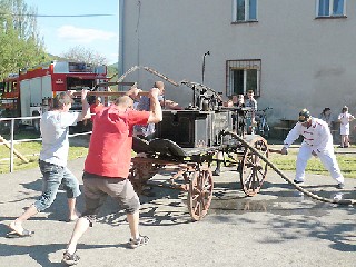 JT21TitulA.jpg - Dětský den ve Staré Červené Vodě v režii hasičů - pumpovat ruční hasičskou stříkačkou z roku 1886 byla pěkná dřina. 