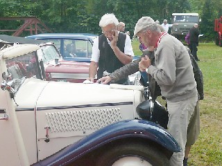 JT32TitulA.jpg - Při domluvě nad trasou závodu jde rivalita závodníků stranou. Auto-moto kluv České Vsi pořádal tradiční Priessnitzův okruh.