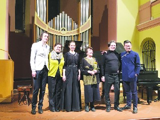 JT04TitulA.jpg - XXI. Mezinárodní Schubertova soutěže - v jesenické Kapli proběhl dne 27. ledna 2019 koncert k 222. výročí narození Fr. Schuberta. Společné foto se spoluzakladatelkou soutěže Věrou Lejskovou.