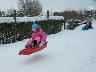 JT02TitulA.jpg - Letošní zima přeje zimním radovánkám dětí. FOTO Jan Škoda