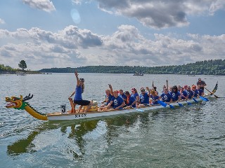 JT34TitulA.jpg - Poslední letní ahoooj - Jeseničtí draci na Selzské Hartě. FOTO Tomáš Neuwirth