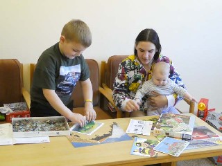 JT12TitulA.jpg - Ukrajinské matky s dětmi na internátu střední školy. K dispozici mají ubytovaní i hernu pro děti.