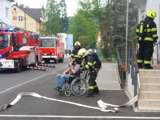 JT21TitulA.jpg - Evakuace pacientů při pondělním cvičení složek IZS v jesenické nemocnici.