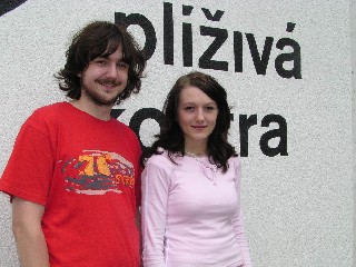 jt04.jpg - Nositelé titulu Miss a Missák Maturita 2005 - Livie Nevrlová a Jakub Jochec. Oba získali tisíc korun a navíc bečku vychlazeného piva, kterou mohou se svými přáteli vypít v klubu Plíživá Kontra.